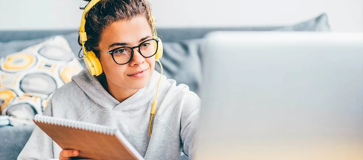 Estudiante de Grado de FP online en el Instituto Nebrija