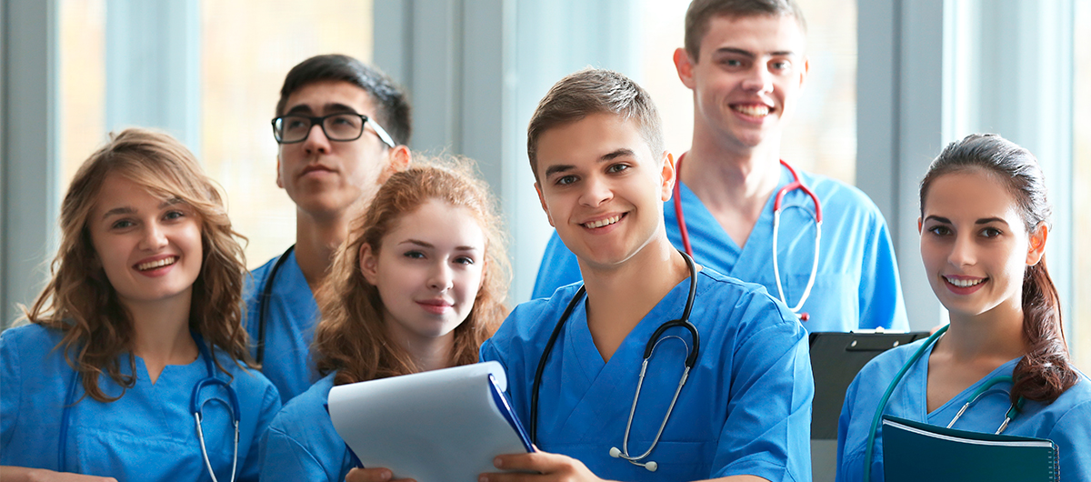 Alumnos de FP de prácticas en un hospital