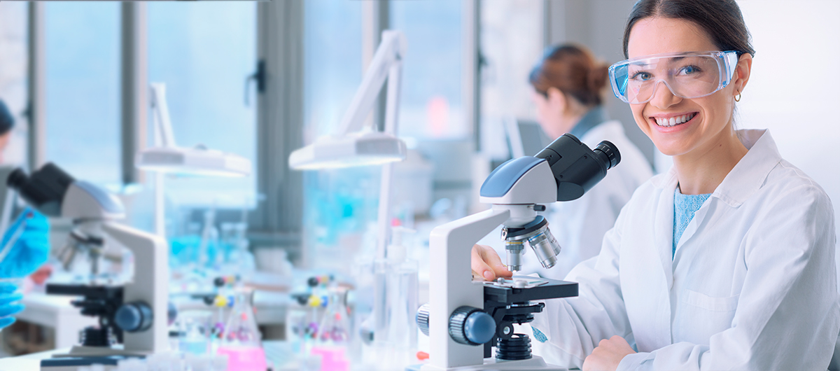 Alumnos de FP en el laboratorio médico