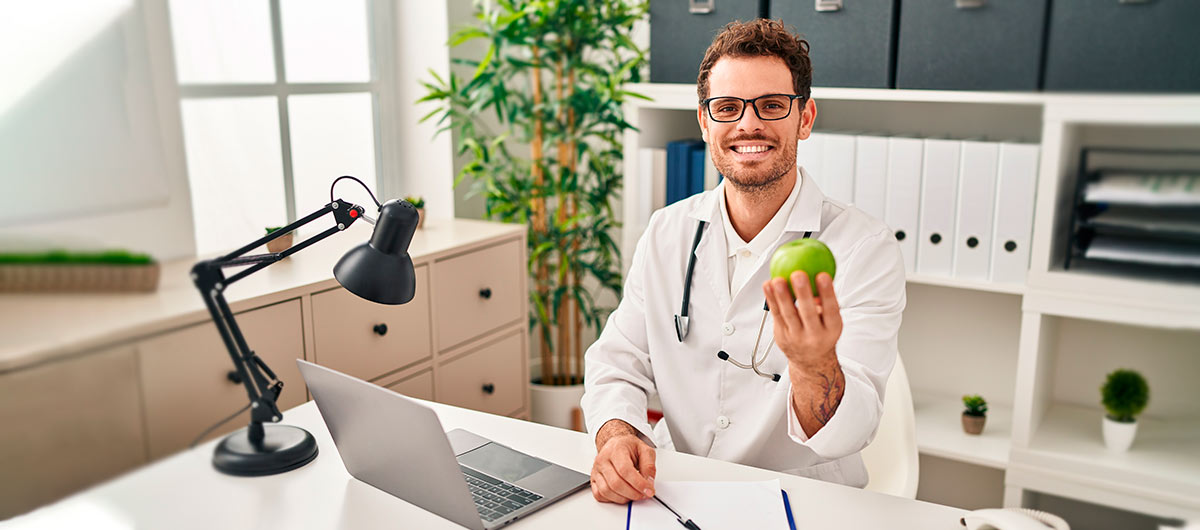 Alumno de FP en una consulta nutricional