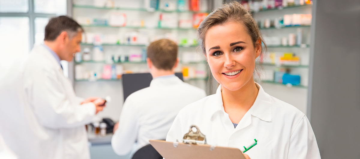 Alumna de FP de prácticas en farmacia