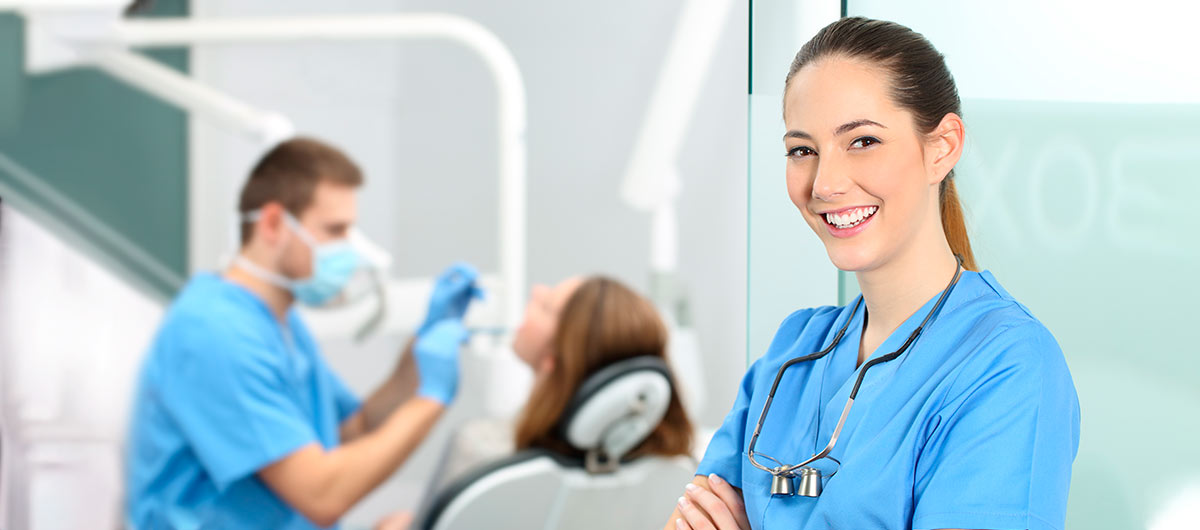 Alumna de FP con una paciente en el dentista