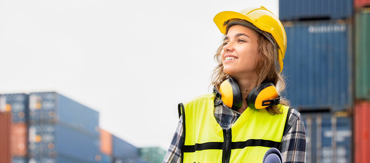 Alumna de Transporte y logística trabajando