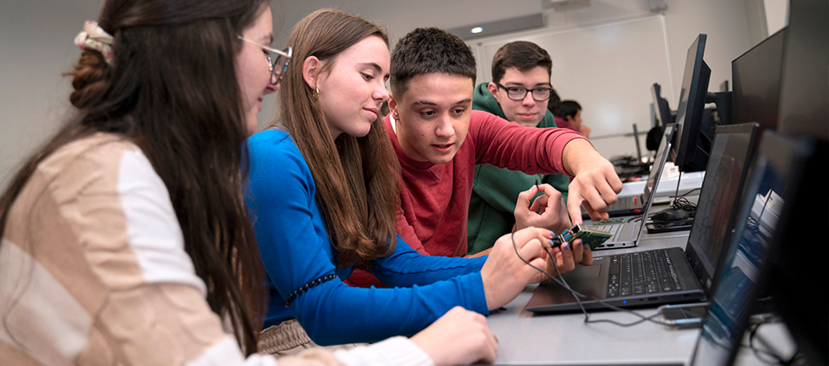 Alumnos de FP informática del Instituto Nebrija FP