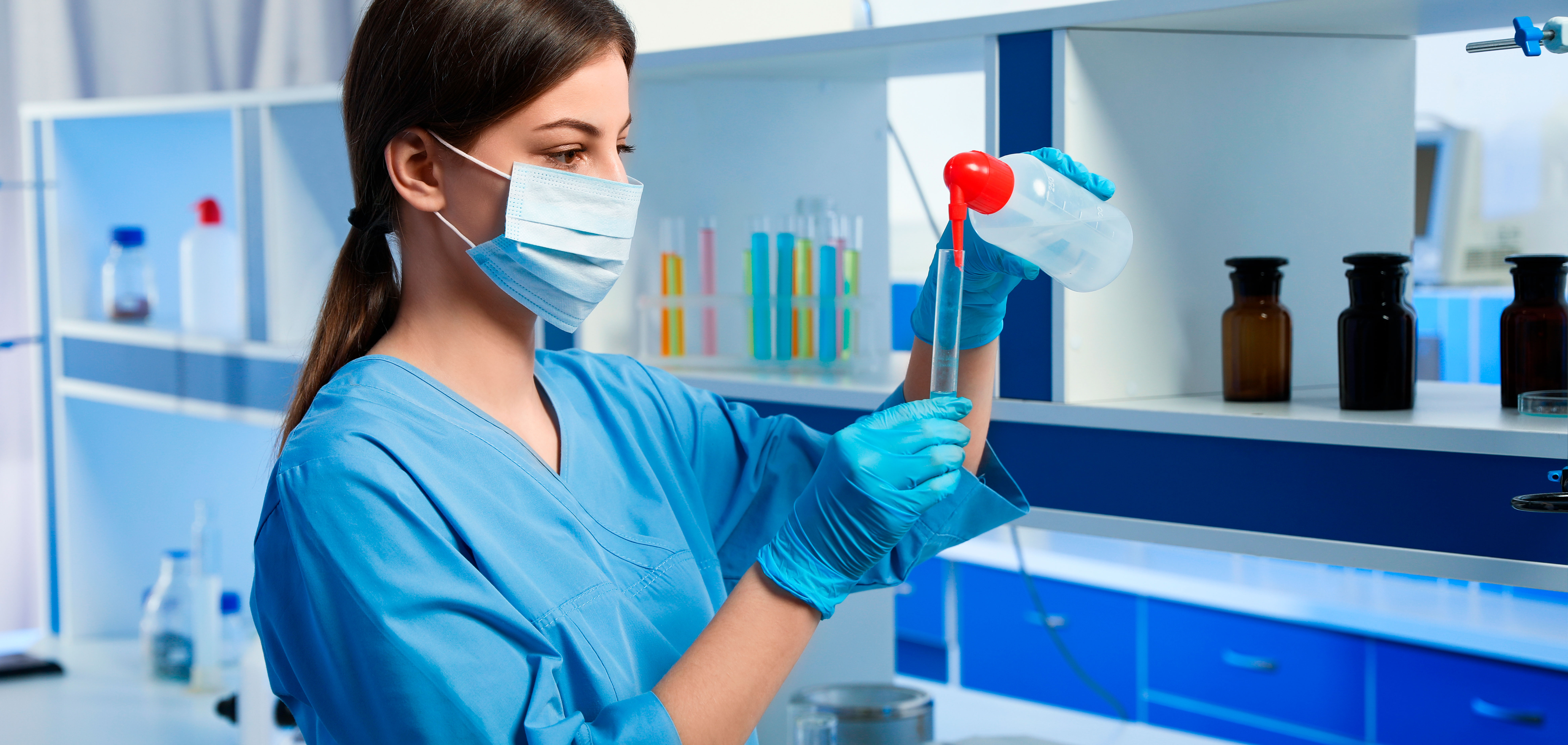 Alumna de FP preparando una muestra